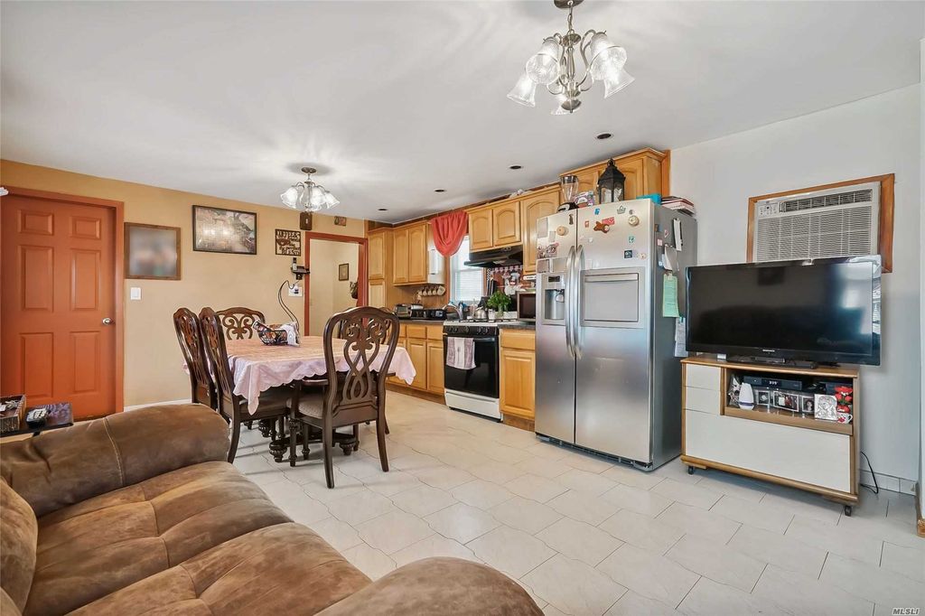4 Bed 2 Bath Property, New York • 2,400 Sq Ft