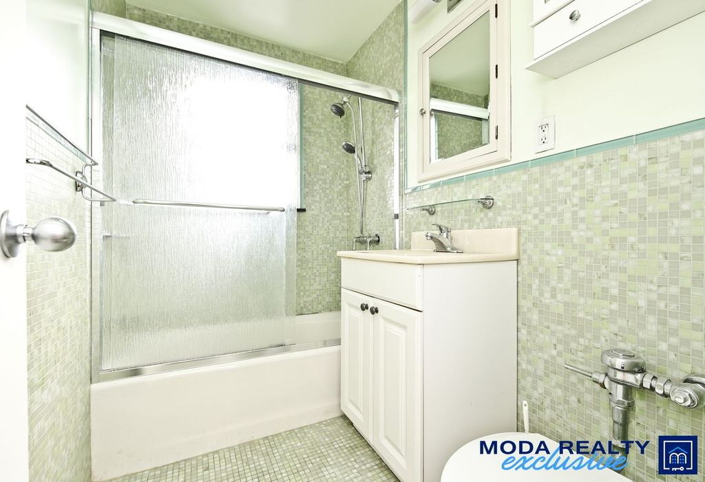 4 Bed 2 Bath Property, New York • 1,600 Sq Ft