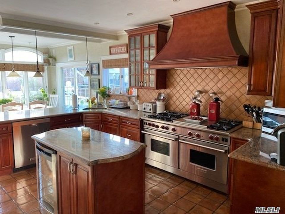 4 Bed 4 Bath Property, New York • 2,550 Sq Ft