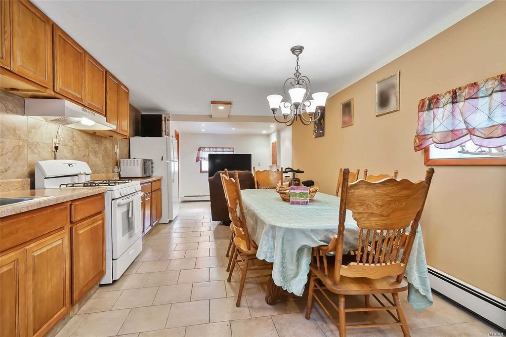 4 Bed 2 Bath Property, New York • 2,400 Sq Ft