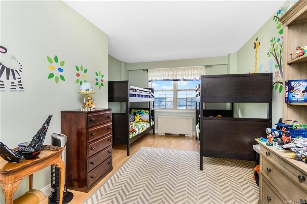 3 Bed 2 Bath Property, New York • 1,800 Sq Ft
