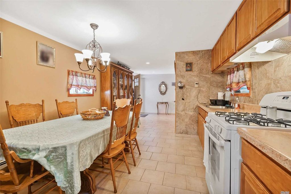 4 Bed 2 Bath Property, New York • 2,400 Sq Ft