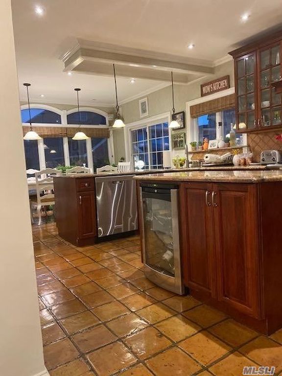 4 Bed 4 Bath Property, New York • 2,550 Sq Ft