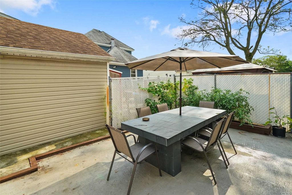 4 Bed 2 Bath Property, New York • 2,400 Sq Ft