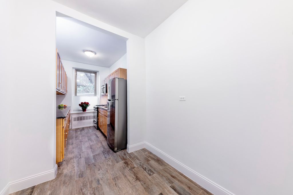 1 Bed 1 Bath Property, New York • 750 Sq Ft