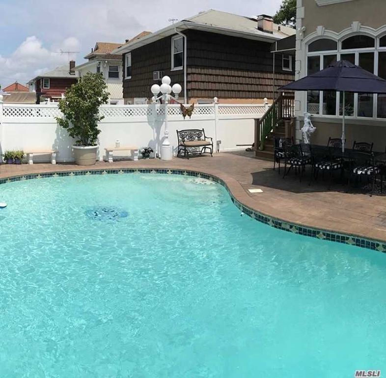 4 Bed 4 Bath Property, New York • 2,550 Sq Ft