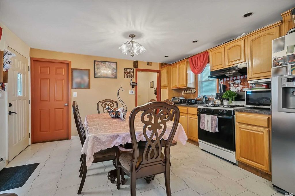 4 Bed 2 Bath Property, New York • 2,400 Sq Ft