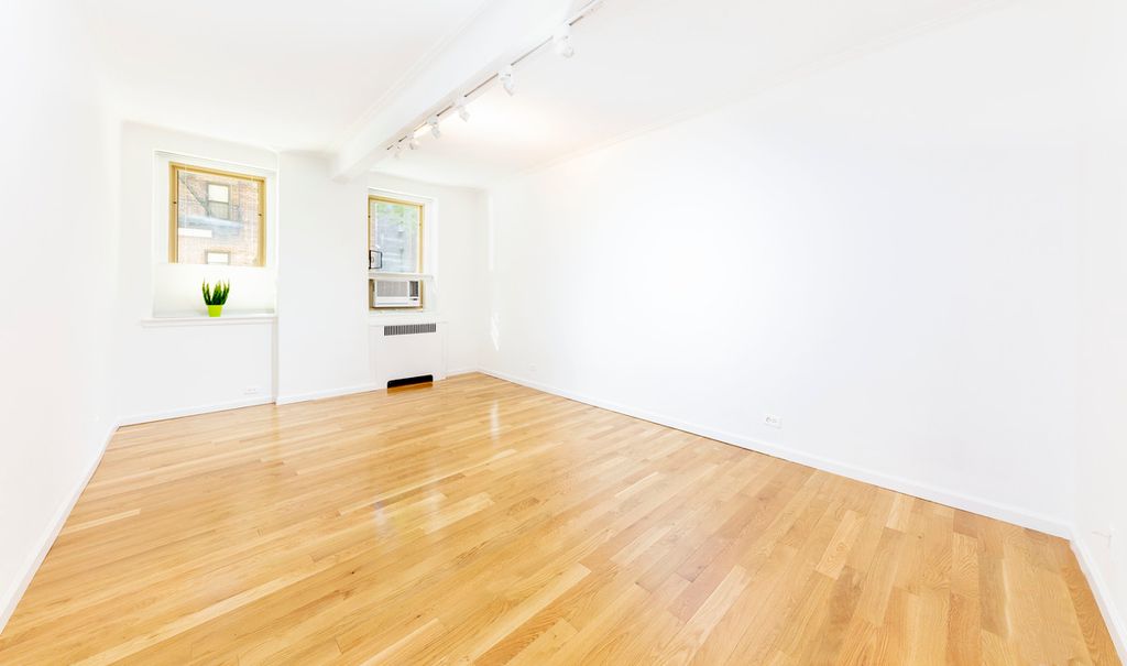 1 Bed 1 Bath Property, New York • 750 Sq Ft
