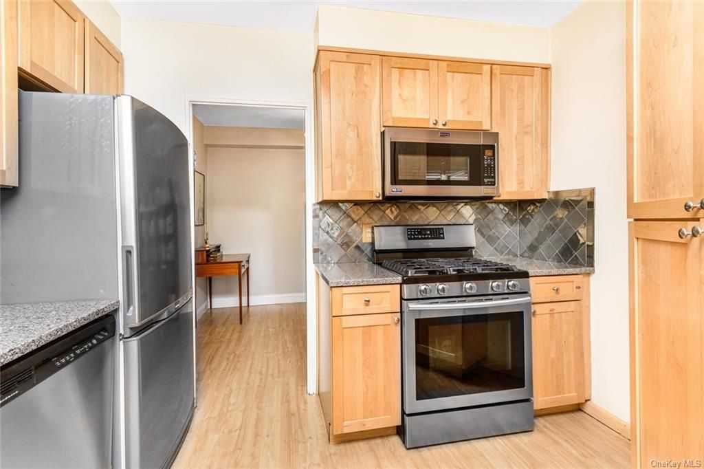 3 Bed 2 Bath Property, New York • 1,800 Sq Ft