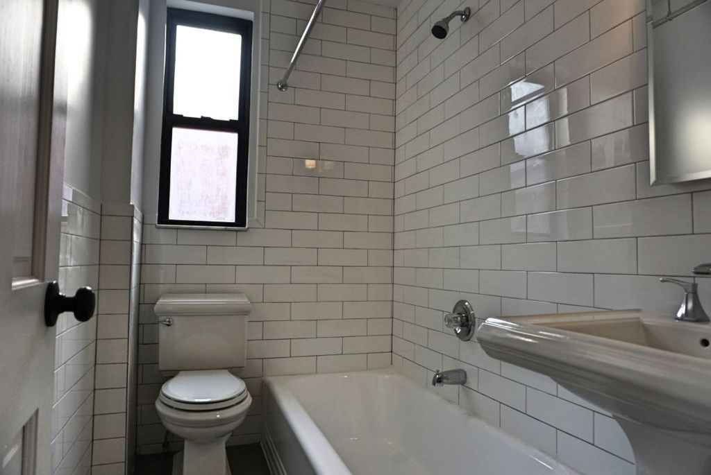 1 Bed 1 Bath Property, New York • 800 Sq Ft