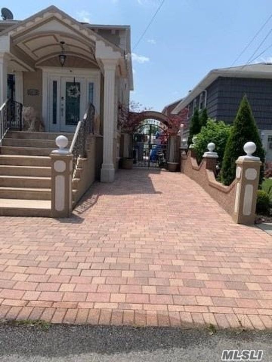 4 Bed 4 Bath Property, New York • 2,550 Sq Ft