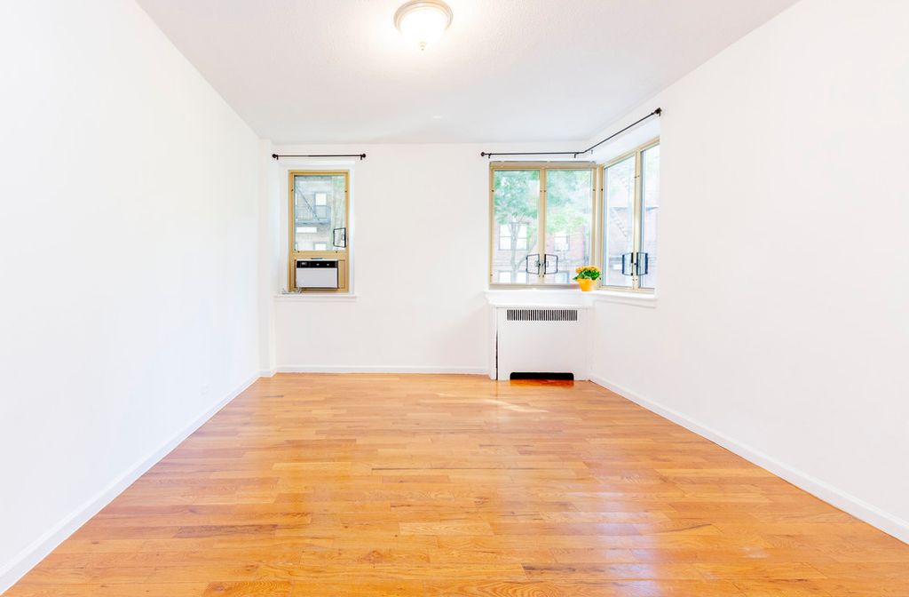 1 Bed 1 Bath Property, New York • 750 Sq Ft