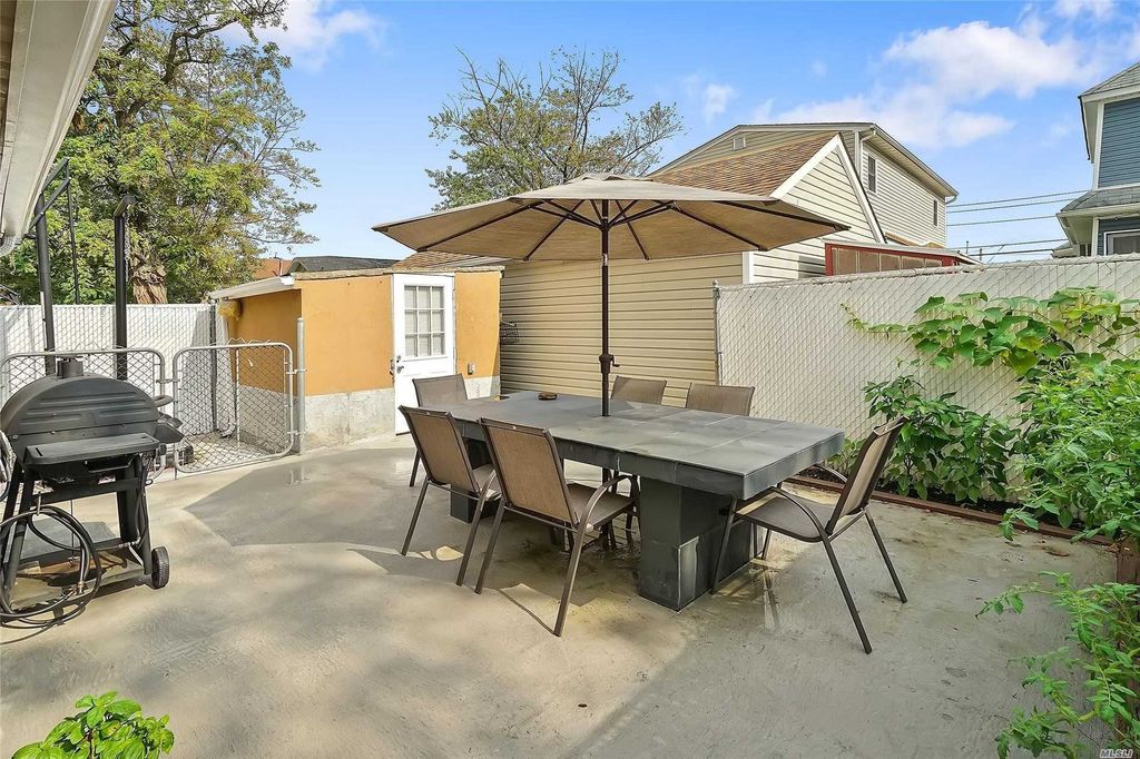 4 Bed 2 Bath Property, New York • 2,400 Sq Ft