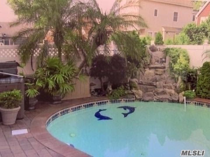 4 Bed 4 Bath Property, New York • 2,550 Sq Ft