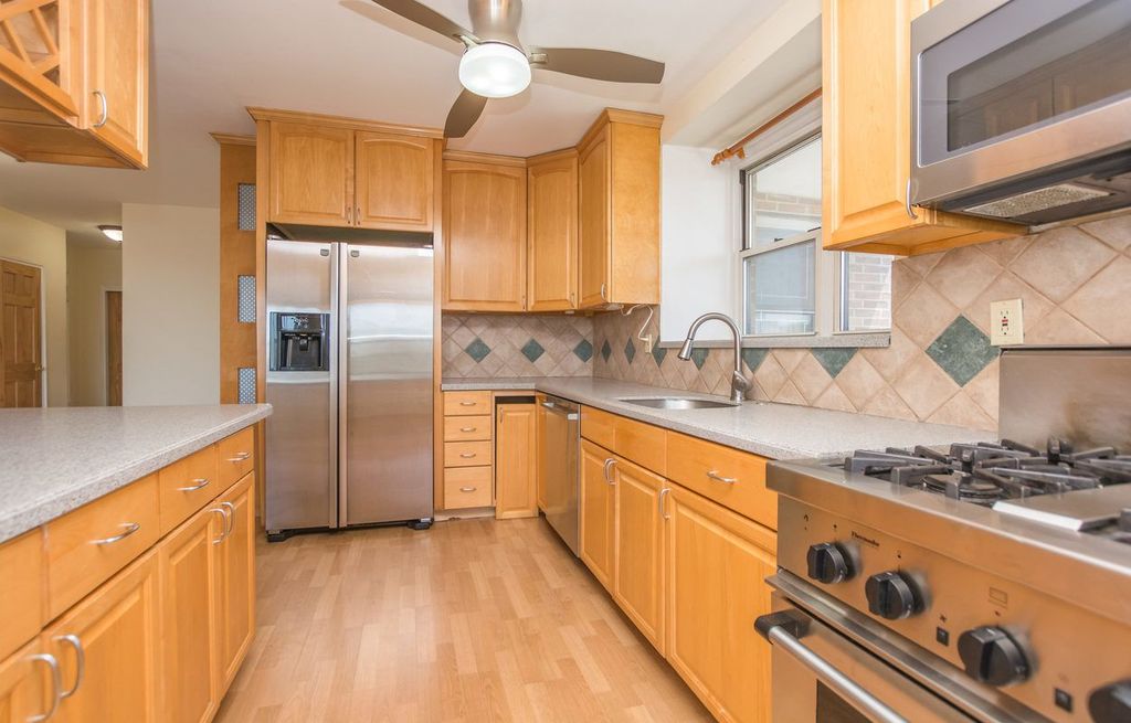 3 Bed 2 Bath Property, New York • 2,000 Sq Ft