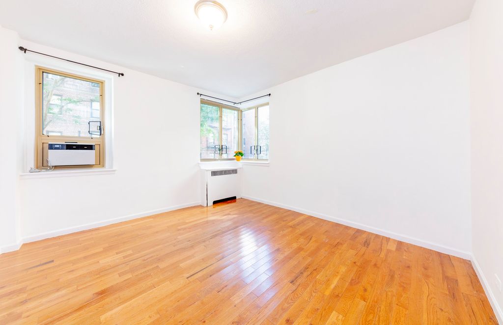 1 Bed 1 Bath Property, New York • 750 Sq Ft