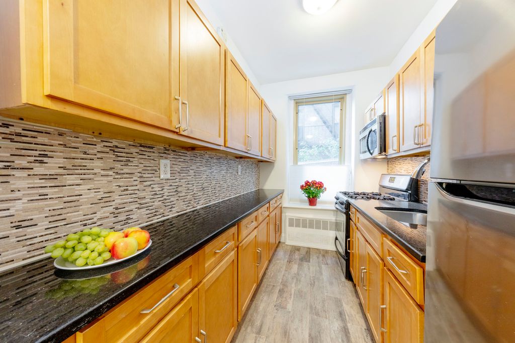 1 Bed 1 Bath Property, New York • 750 Sq Ft