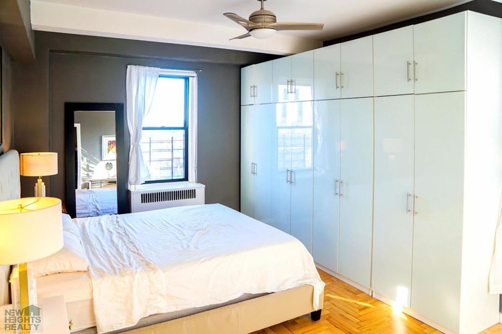 2 Bed 1 Bath Property, New York • 950 Sq Ft