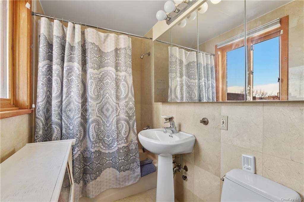 3 Bed 3 Bath Property, New York • 1,818 Sq Ft