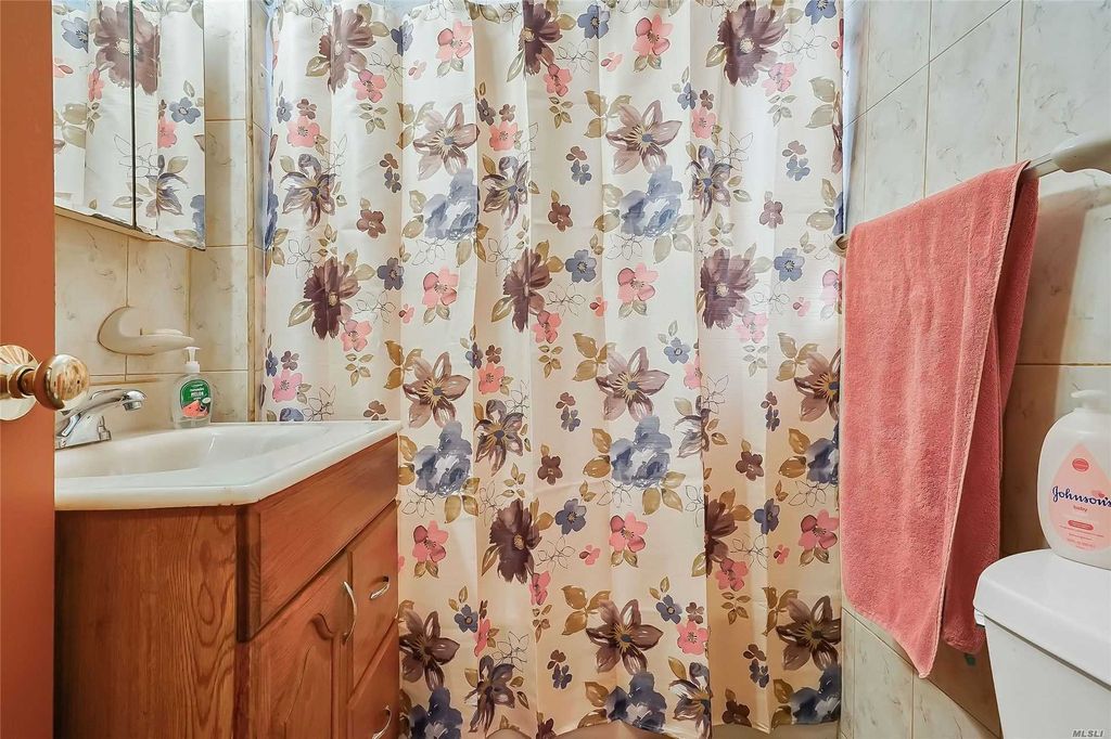 4 Bed 2 Bath Property, New York • 2,400 Sq Ft