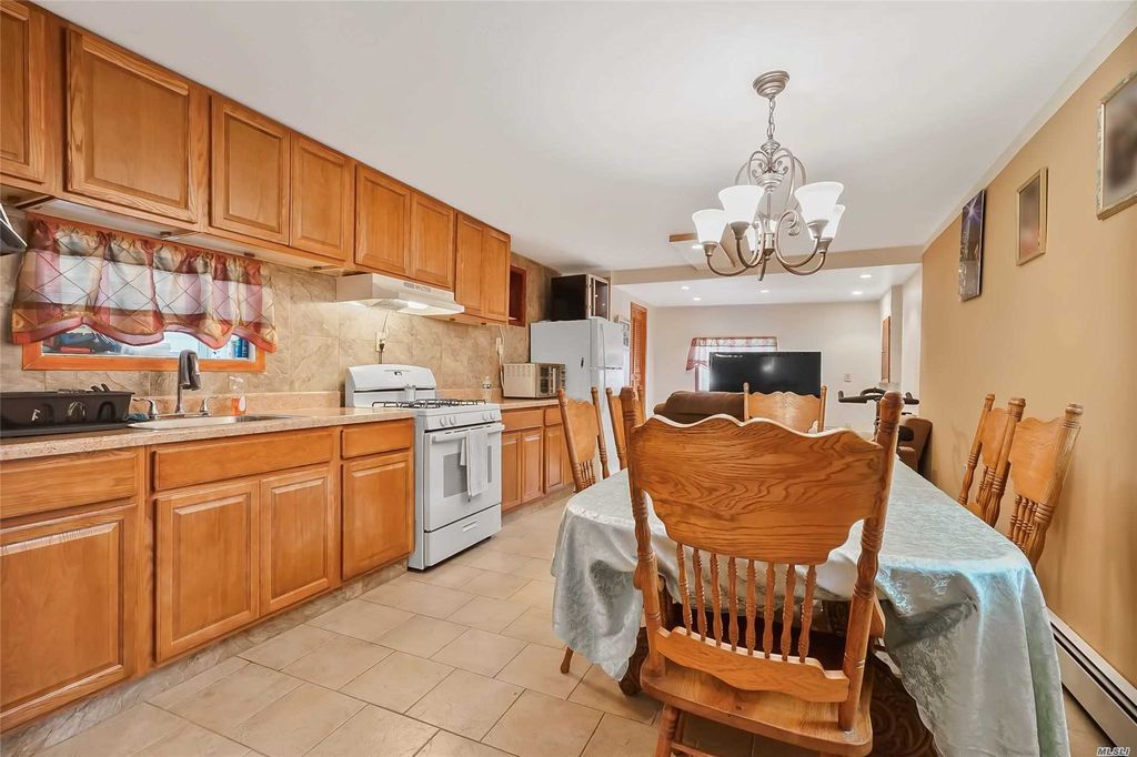 4 Bed 2 Bath Property, New York • 2,400 Sq Ft