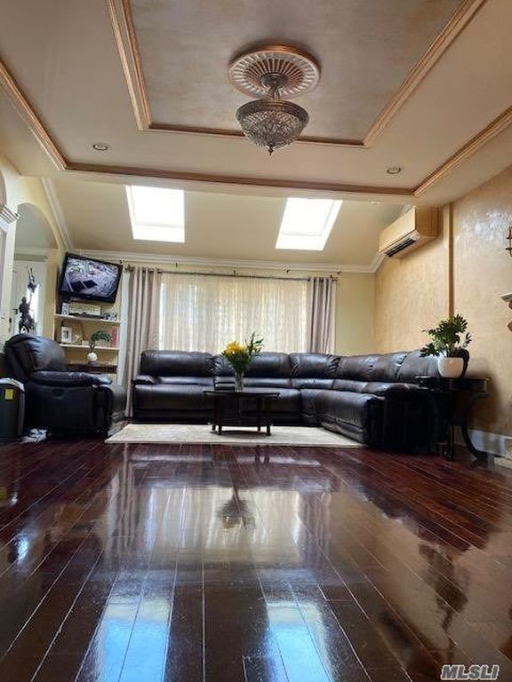 4 Bed 4 Bath Property, New York • 2,550 Sq Ft