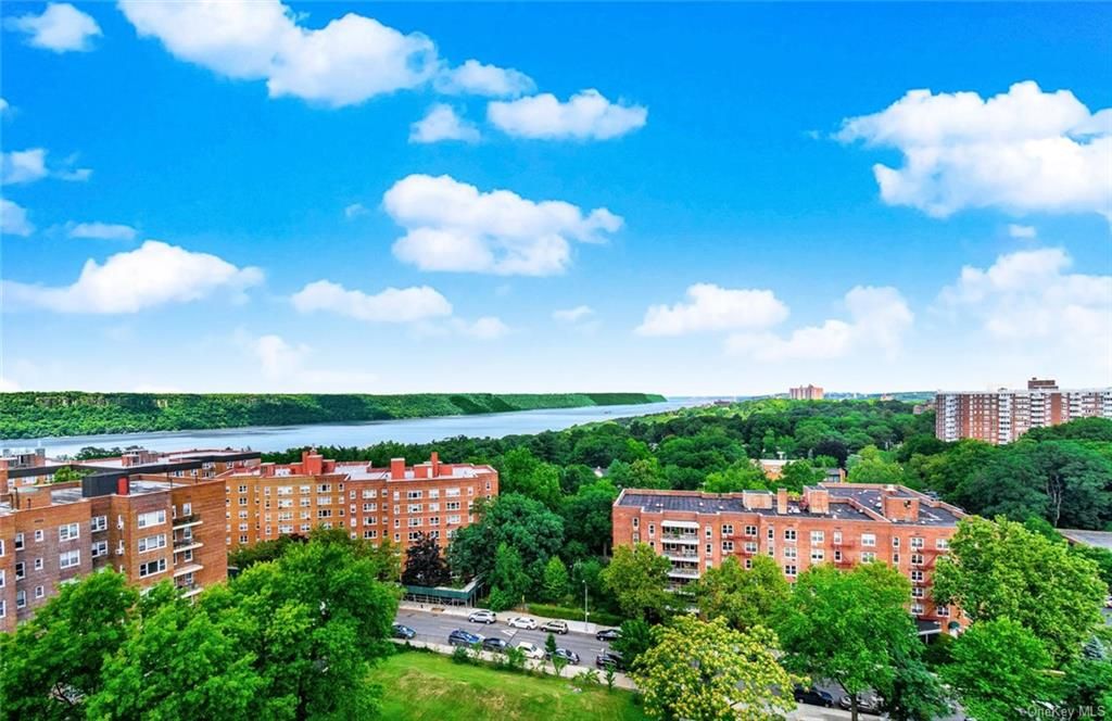 3 Bed 2 Bath Property, New York • 1,800 Sq Ft