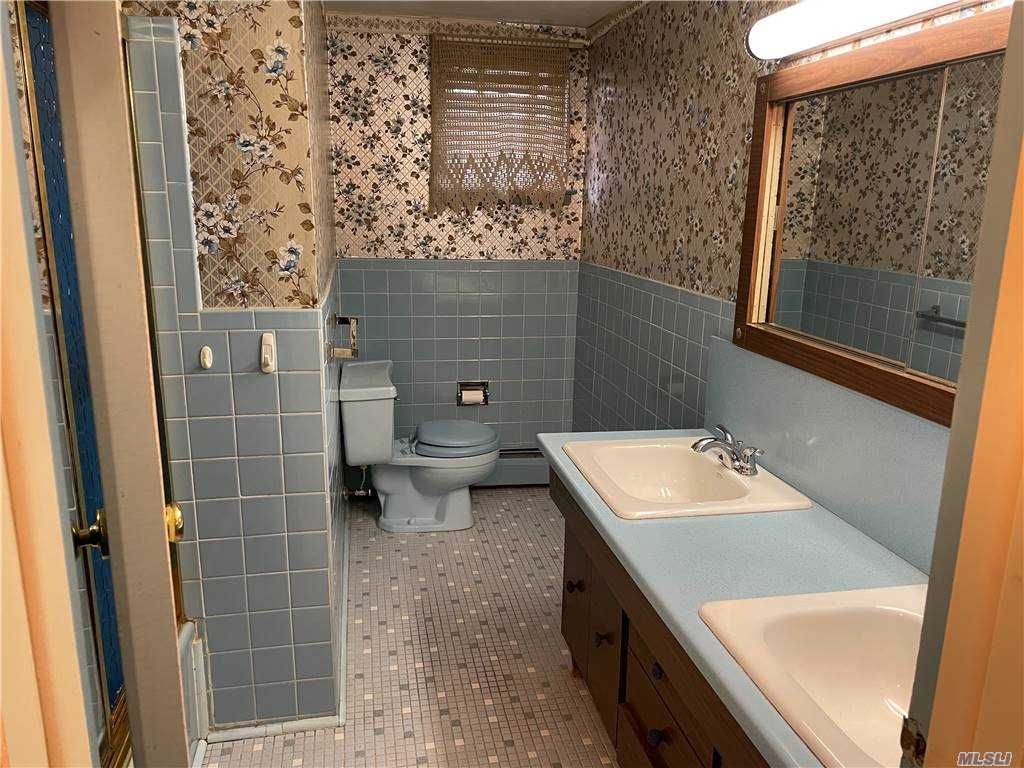 6 Bed 4 Bath Property, New York • 2,484 Sq Ft