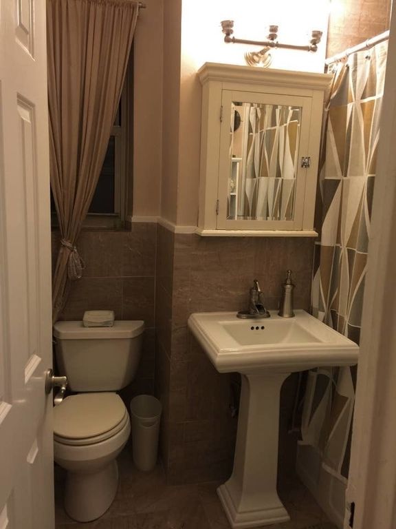2 Bed 1 Bath Property, New York • 885 Sq Ft