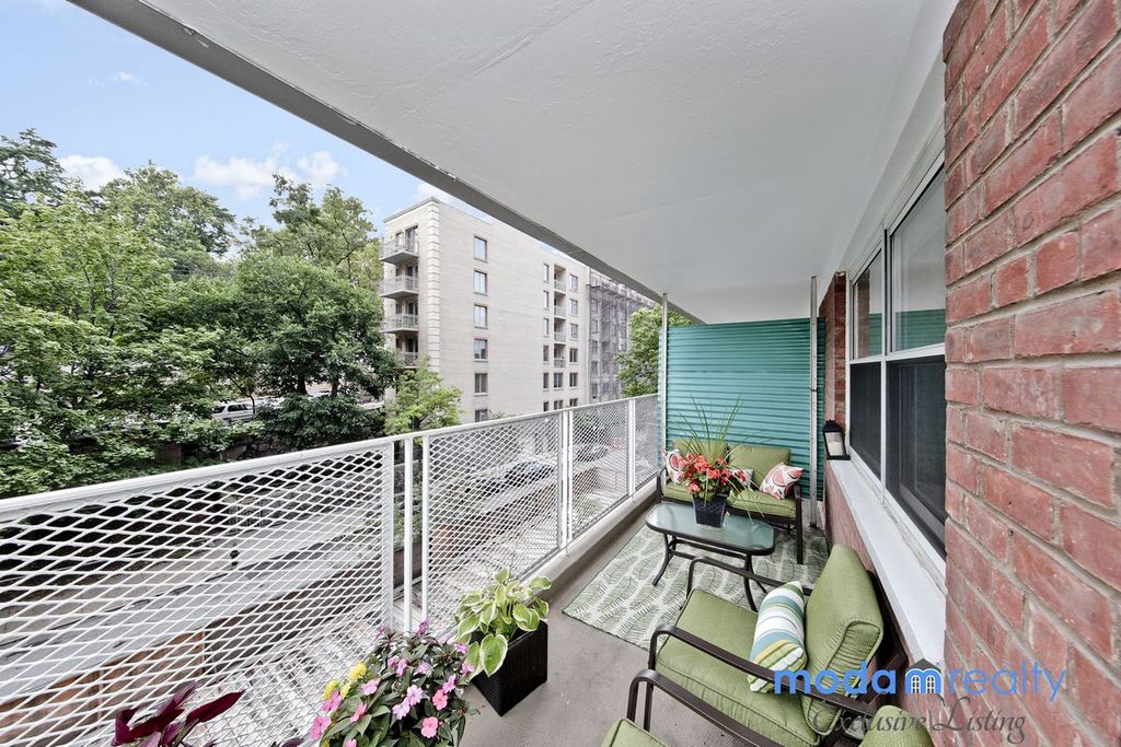 2 Bed 1 Bath Property, New York • 900 Sq Ft