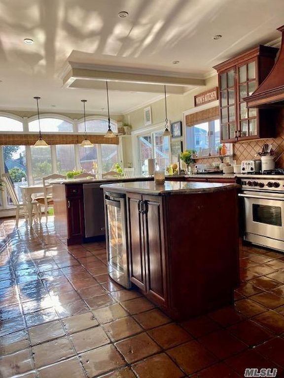 4 Bed 4 Bath Property, New York • 2,550 Sq Ft