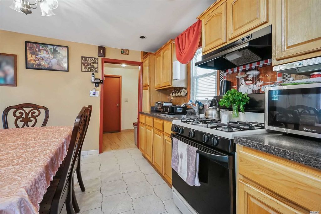 4 Bed 2 Bath Property, New York • 2,400 Sq Ft