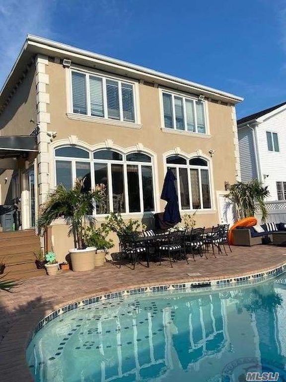 4 Bed 4 Bath Property, New York • 2,550 Sq Ft
