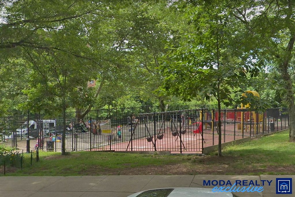 4 Bed 2 Bath Property, New York • 1,600 Sq Ft