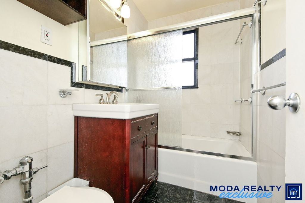 4 Bed 2 Bath Property, New York • 1,600 Sq Ft