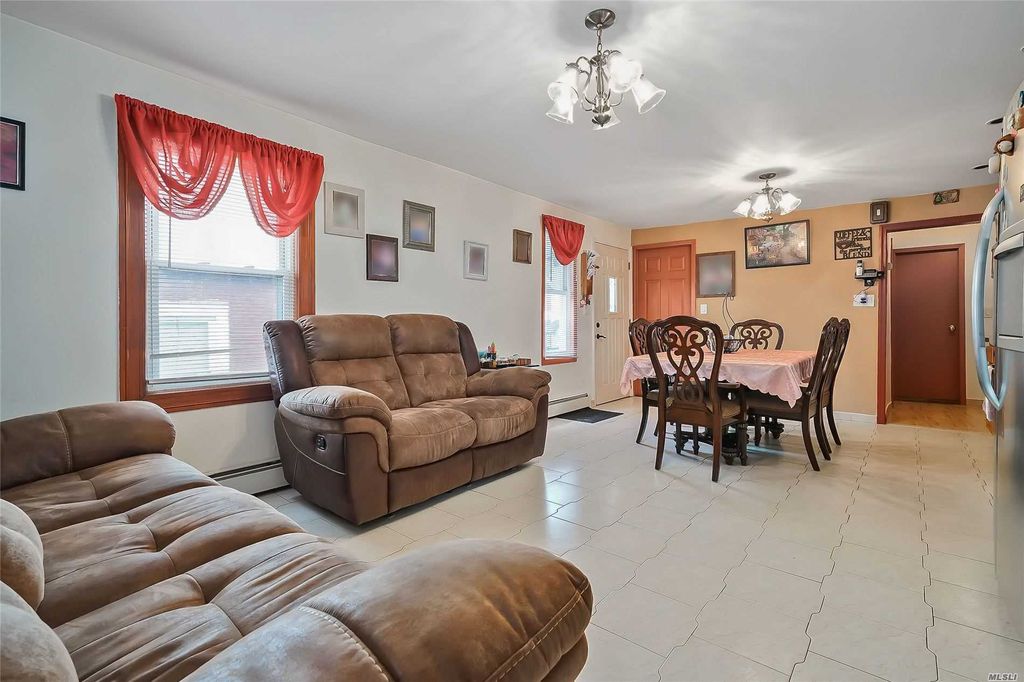 4 Bed 2 Bath Property, New York • 2,400 Sq Ft