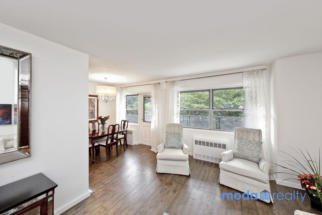 2 Bed 1 Bath Property, New York • 900 Sq Ft