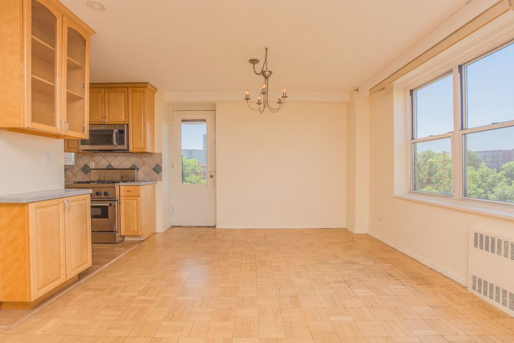 3 Bed 2 Bath Property, New York • 2,000 Sq Ft