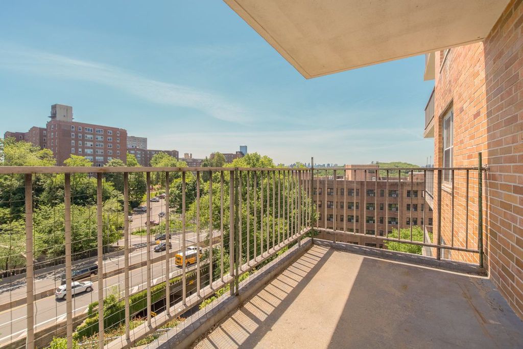3 Bed 2 Bath Property, New York • 2,000 Sq Ft