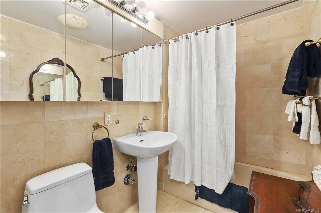 3 Bed 3 Bath Property, New York • 1,818 Sq Ft