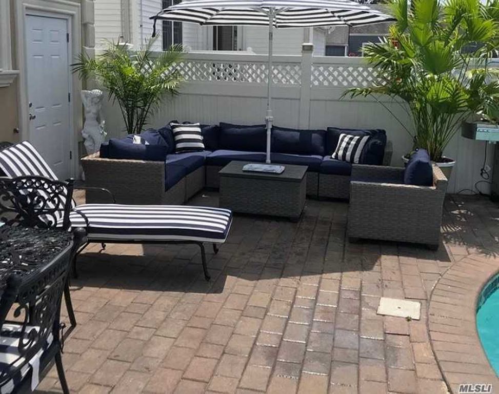 4 Bed 4 Bath Property, New York • 2,550 Sq Ft