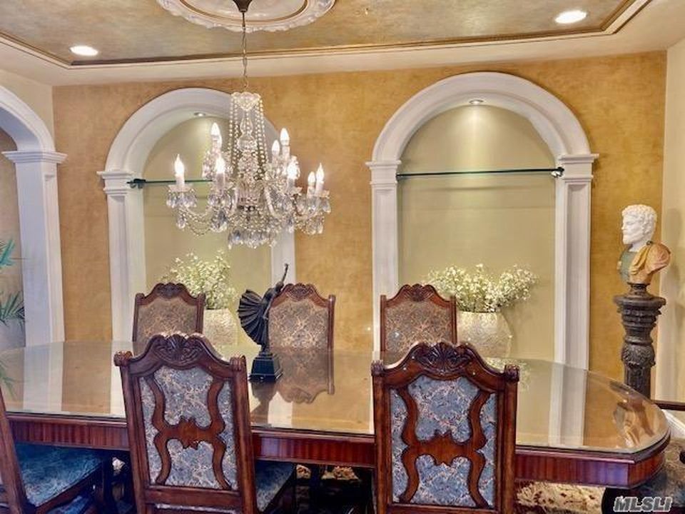 4 Bed 4 Bath Property, New York • 2,550 Sq Ft