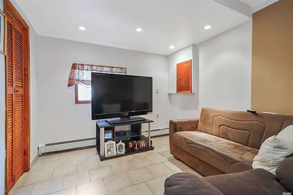 4 Bed 2 Bath Property, New York • 2,400 Sq Ft