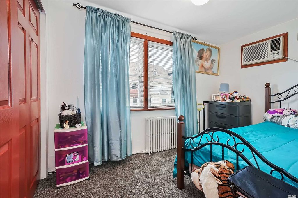 4 Bed 2 Bath Property, New York • 2,400 Sq Ft